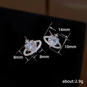 Orecchini a perno a forma di cuore e pianeta per donna, grazioso design cosmico, gioielli per l'orecchio, regalo per tutti i giorni e feste - Product Image 5