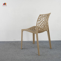 Chaise de salle à manger en plastique empilable moderne avec dossier et assise en toile d'araignée pour véranda extérieure, balcon, café, salle à manger, patio, bord de piscine