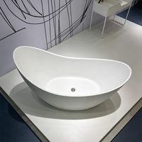 Baignoire transparente en forme de croissant, idéale comme baignoire de trempage pour adultes dans les hôtels de luxe