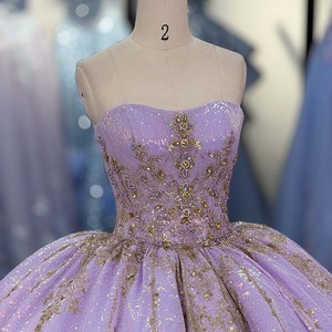 Robe de bal Quinceañera Dy6999 avec broderies dorées lavande, appliques florales baroques sur les épaules, dentelle et jupe en tulle scintillant style Watteau pour soirée - Product Image 5