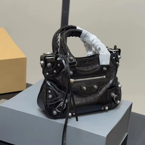 Bolso de Mano Unisex de Piel de Oveja Suave, Estilo Retro de Alta Gama, Versátil y Moderno, con Dos Correas y Cierre de Cremallera, Duradero - Product Image 2