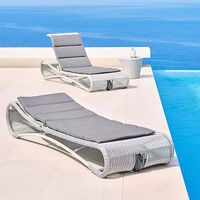 Chaise longue d'extérieur réglable en rotin PE, chaise longue de patio avec structure métallique et coussins imperméables