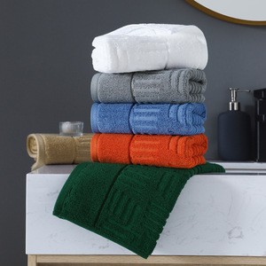 Toalla de baño de algodón peinado de primera calidad para hotel, hogar y huéspedes, absorbente, con patrón liso, ideal para comercio exterior. - Product Image 4