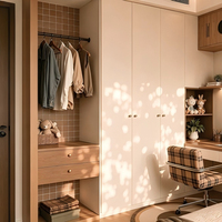 Armoire intégrée sur mesure de luxe discret sans poignées avec niche ouverte et accents en bois texturé
