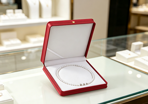 Grande boîte à collier de perles écologique haut de gamme avec fermeture magnétique, cadre en carton rigide enveloppé de cuir PU rouge mat - Product Image 3