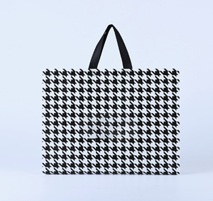Sacs cadeaux réutilisables en non-tissé noir et blanc à carreaux avec poignées, sacs brillants en vrac pour les fêtes - Product Image 4