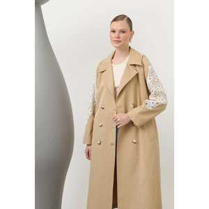 Elegante Gabardina para Mujer Color Camel con Detalle de Encaje en las Mangas Completas, Ajuste Cómodo para Todas las Temporadas - Product Image 1