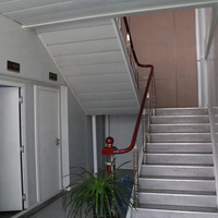 Maison préfabriquée modulaire à deux étages de conception moderne et luxueuse avec panneaux sandwich en acier, isolation thermique, imperméable