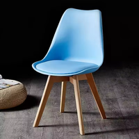 Échantillon gratuit chaise de salle à manger tulipe meubles nordique Simple Restaurant moderne pied en bois plastique polypropylène chaise de salle à manger