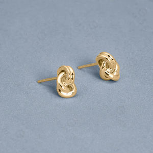 Boucles d'oreilles clous Gemnel Gold Forme Dainty Knot, élégantes et chics pour femmes - Product Image 4