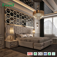 Lit mural Art Déco haut de gamme avec table de chevet en nid d'abeille doré, ensemble de chambre à coucher, personnalisation complète pour projets de villas, hôtels et manoirs