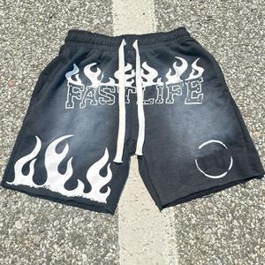 กางเกงขาสั้นผู้ชายทรงโอเวอร์ไซส์ ลวดลายวินเทจฟอกสีแบบแอซิดวอช  งานพิมพ์ DTG  ตกแต่งโลโก้แบบทำเก่า  ประดับคริสตัล  คุณภาพสูง - Product Image 2