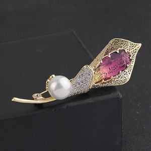 เข็มกลัดรูปดอกไม้ประดับมุกเทียมสำหรับผู้หญิง ดีไซน์หรูหรา น้ำหนักเบา ใช้ได้หลากหลายโอกาส เหมาะสำหรับงานหมั้น แฟชั่นสำหรับทุกโอกาส เข็มกลัดแบบ unisex - Product Image 2