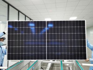 โมดูลแผงโซลาร์เซลล์ OEM Poly HJT BIPV 580W 24V 48V 144 เซลล์แบบฮาล์ฟเซลล์ ประสิทธิภาพ 22.44% รุ่น PW580Wp-144M - Product Image 3