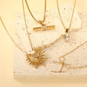 สร้อยคอแฟชั่นใหม่ ขายส่ง เครื่องประดับสแตนเลส สร้อยคอประดับเพชรซิคอนทันสมัย ชุบทอง 18K PVD ประดับพลอยรูปพระอาทิตย์และโบว์ สำหรับผู้หญิง - Product Image 1