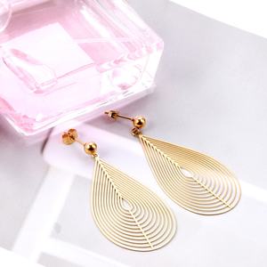 ต่างหูผู้หญิงขายดี ชุบทอง 18k สแตนเลส 316l รูปดาวห้อยระย้า เหมาะสำหรับงานปาร์ตี้และใส่ในชีวิตประจำวัน - Product Image 2