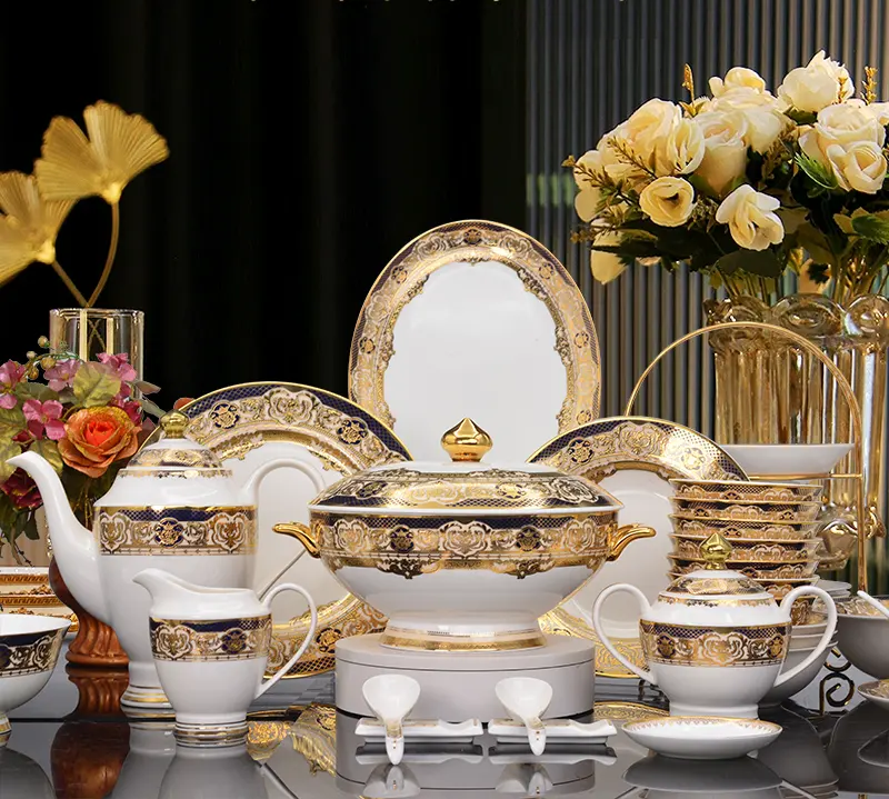 Cuisine royale en porcelaine céramique dorée de luxe couleur noire beaux plats et assiettes pour ensemble de dîner