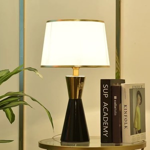 Lámpara de Mesa Moderna Minimalista Negra y Dorada, E27 LED 220V, con Interruptor, Decorativa para Dormitorio o Sala de Estar - Product Image 1