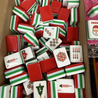 Tuiles de Mahjong Américaines Style Noël 160 Pièces – Ensemble de Jeu en Acrylique avec Motifs Père Noël, Sapin et Bonhomme en Pain d'Épices pour Fêtes et Jeux