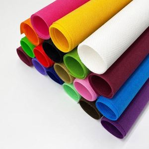 Tissu non tissé 100% polypropylène PP, imperméable, respirant, tissu non tissé spun-bonded en rouleau pour sac de courses - Product Image 1