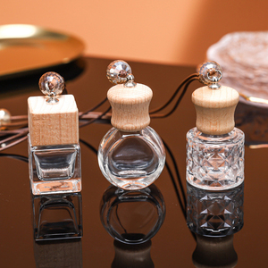 Bouteille en verre vide personnalisable de 8ml 10ml de forme ronde avec couvercle en bois Mini bouteille suspendue portable pour emballage de parfum de voiture - Product Image 2