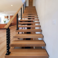 Escalier droit contemporain d'entrée Garde-corps en acier avec câble Conception d'escalier avec bande de roulement en bois massif en bois dur