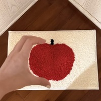 Tapis de sol en peluche à pompons motif pomme rouge de dessin animé, en tissu floqué, lavable, de forme carrée, tapis décoratif pour salon