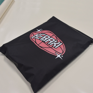 Sacs refermables en polyéthylène noirs givrés personnalisés pour l'expédition et l'emballage de vêtements, avec logo imprimé - Product Image 4