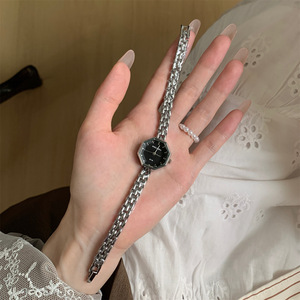 นาฬิกาข้อมือผู้หญิงแฟชั่นวินเทจปี 2026 หน้าปัดทรงแปดเหลี่ยม สายบาง ดีไซน์ใหม่สำหรับผู้หญิง สวมใส่ได้ทุกวัน - Product Image 5