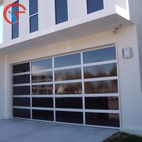 Porte de garage coulissante en verre avec panneau en plexiglas givré et porte piétonne