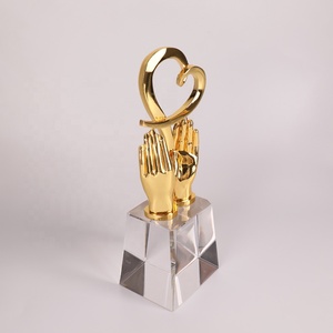 Signe de <span class=keywords><strong>la</strong></span> mains <span class=keywords><strong>dor</strong></span>ées et du cœur, récompense personnalisé, en pierre de cristal K9, vente en gros - Product Image 3