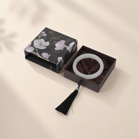 Boîte à bijoux rigide en carton artistique avec imprimé floral aléatoire, pompon et motif unique, emballage de luxe recyclable pour boutique, faible MOQ