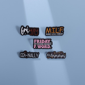 Broche en métal élégante et colorée sur le thème du vendredi, avec inscription anglaise, pour accessoires vestimentaires pour étudiants - Product Image 3