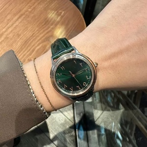 Montre de créateur britannique vintage minimaliste de qualité supérieure en vert - Product Image 3