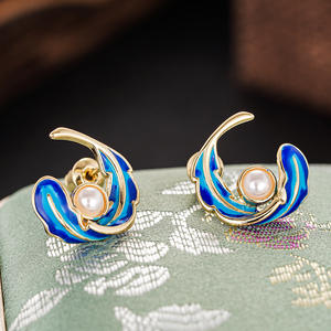 Pendientes de botón chapados en oro E4831 con perla cultivada blanca en engaste de bisel, diseño geométrico minimalista para uso diario de mujer. - Product Image 4