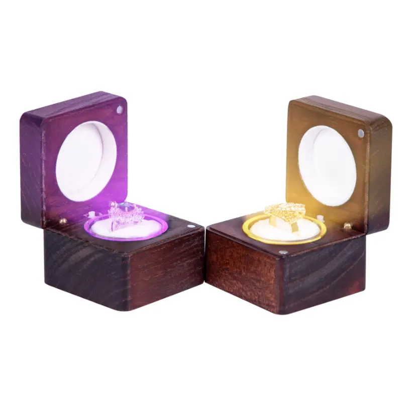 Caja de anillo con luz Led para regalo del Día de San Valentín, embalaje de joyería con Logo personalizado de terciopelo, de madera, nuevo producto