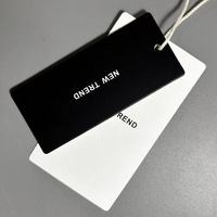 Étiquettes suspendues rectangulaires imprimées en papier de style minimaliste de haute qualité ; Étiquettes de vêtements personnalisables pour les vêtements