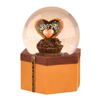 Souvenir Pernikahan Resin Kustom Grosir Kualitas Tinggi Kotak Musik Cokelat Globe Salju untuk Hadiah