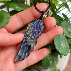 Colgante de Cristal de Labradorita Natural Pulida de Alta Calidad con Grabado de Alas de Ángel, con Feng Shui DIY para Regalo - Product Image 1