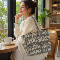 Sac fourre-tout décontracté en toile avec motif camouflage abstrait et ouverture supérieure pour le transport à la main ou à l'épaule, idéal pour les voyages et la vente en gros
