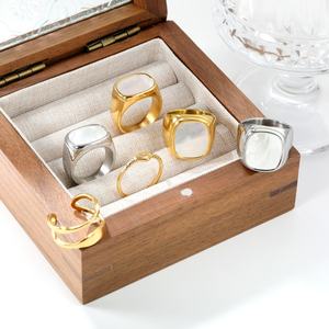 Anillos de moda chapados en oro de 18 quilates de acero inoxidable con concha de cauri blanca, anillos de sello con corazón hueco y circonita, anillos dobles de amor para mujer - Product Image 1