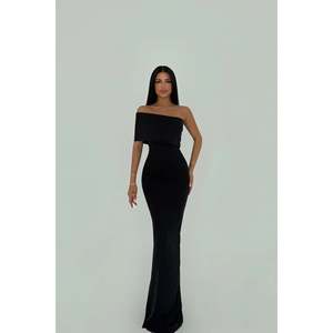 Robe de bal de luxe noire Vanya à une manche, crochetée avec des paillettes, col haut, tailles XS à XL, pour soirées - Product Image 3