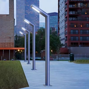 Lampioni LED a Palo in Alluminio con Profili Integrati e Pannelli Solari, Illuminazione Stradale per Ville, Piazze e Giardini - Product Image 1