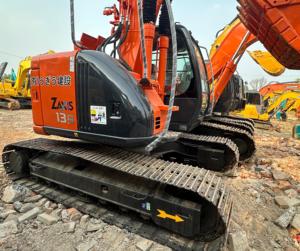Excavatrice sur chenilles Hitachi ZX135 de 13,5 tonnes d'occasion, d'origine japonaise, faible nombre d'heures de fonctionnement, système hydraulique d'origine, pour la construction - Product Image 4