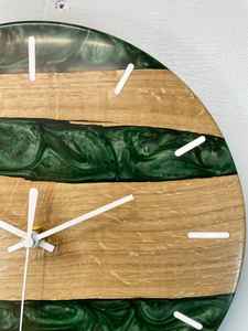 Horloge murale moderne en résine et bois, conçue avec des motifs complexes et une finition haut de gamme pour ajouter du charme à n'importe quel espace. - Product Image 3