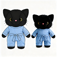 Peluche chat noir mignon et moelleux en gros avec pyjama rayé bleu clair, poupée animale chaton en peluche personnalisée