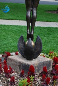 Sculpture de femme nue en bronze poli avec impression en relief, dansant dans le jardin, design moderne Feng Shui pour usage extérieur - Product Image 6