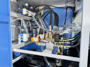 用于聚酯/聚丙烯水瓶组件的2000BPH 4腔半自动吹塑机-泵可编程控制器发动机矿泉水瓶 - Product Image 4