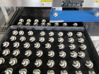 Máquina automática de llenado de chocolate y galletas de doble color, tres tolvas de acero inoxidable para uso en restaurante, nuevo usado