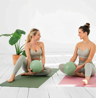 Kit de mobilité Pilates écologique de haute qualité avec ballon et bandes de résistance pour l'étirement et l'entraînement à domicile des femmes.